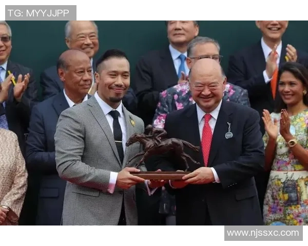 足球明星精彩滑铲庆祝胜利瞬间引发全场欢呼与热烈掌声